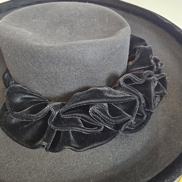 Vintage Saks Fifth Avenue Black Wool Hat Women’s Italy Velvet Band Trim main image 4
